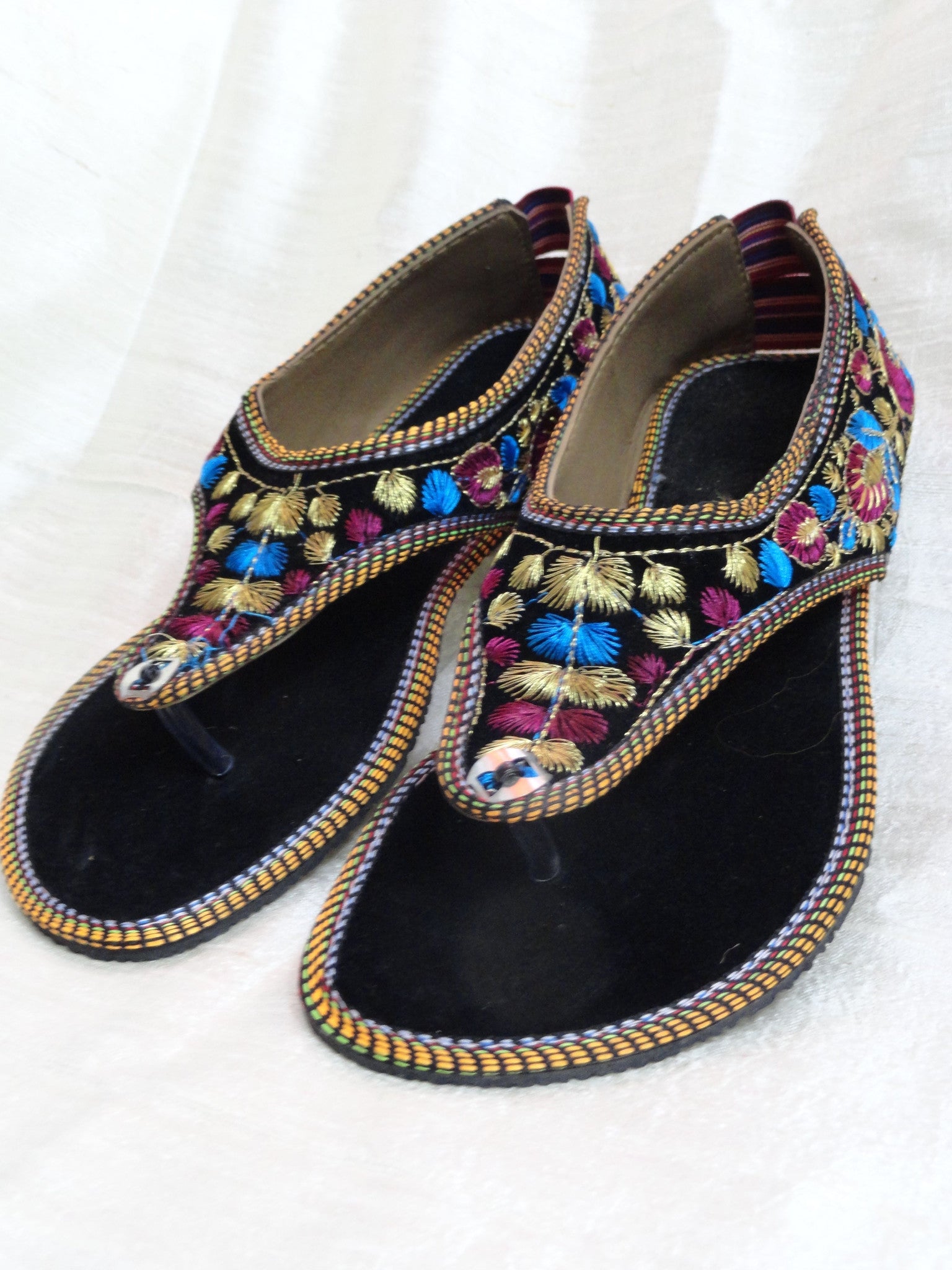 Handmade, hand embroidered women's shoes. Indian Leather Punjabi shoe ...