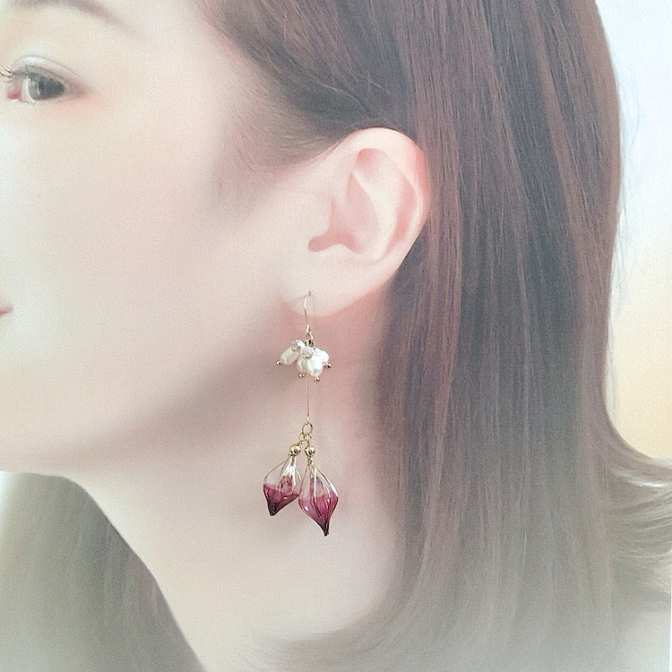 レオパード×スモーキーベージュの花びらピアス - アクセサリー