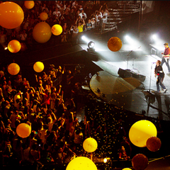 Giant balloons marketing for a entretainment concert