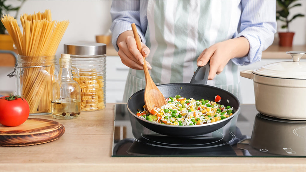 Nourriture De Survie D'urgence Sur Une Table De Cuisine En Bois Sombre