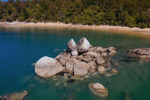 Split Apple Rock, Kaiteriteri. Stand up paddleboarding. Top of the South 