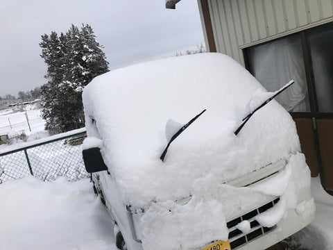  雪に埋もれた作業車