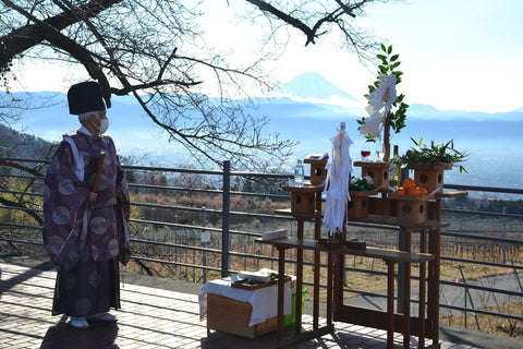 富士を望む祭壇