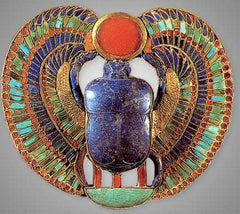 Tutankhamum's winged scarab holding the sun - Museum of Cairo