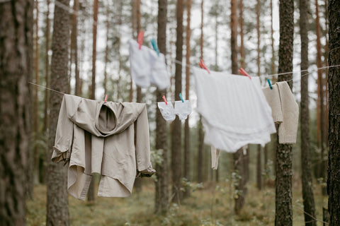Im Wald hängende Wäsche ohne Weichspüler