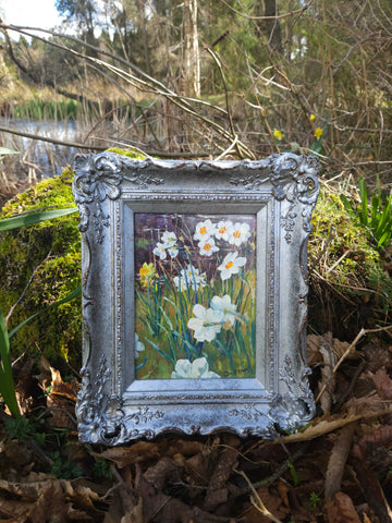 Oil painting of daffodils and Narcissus by aberdeenshire artist Howard Butterworth set in the garden