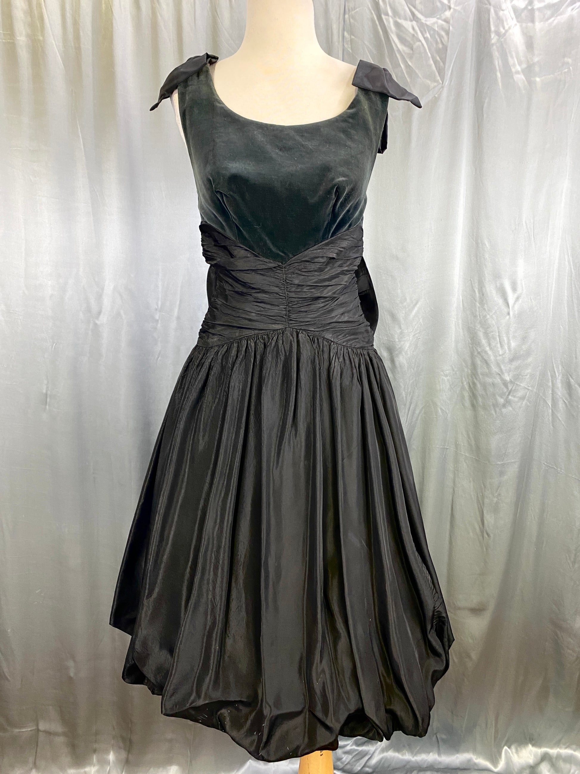 Vintage 1950s Black/ Green Velour Taffeta Balloon Skirt Dress with Bow –  Ian Drummond Vintage