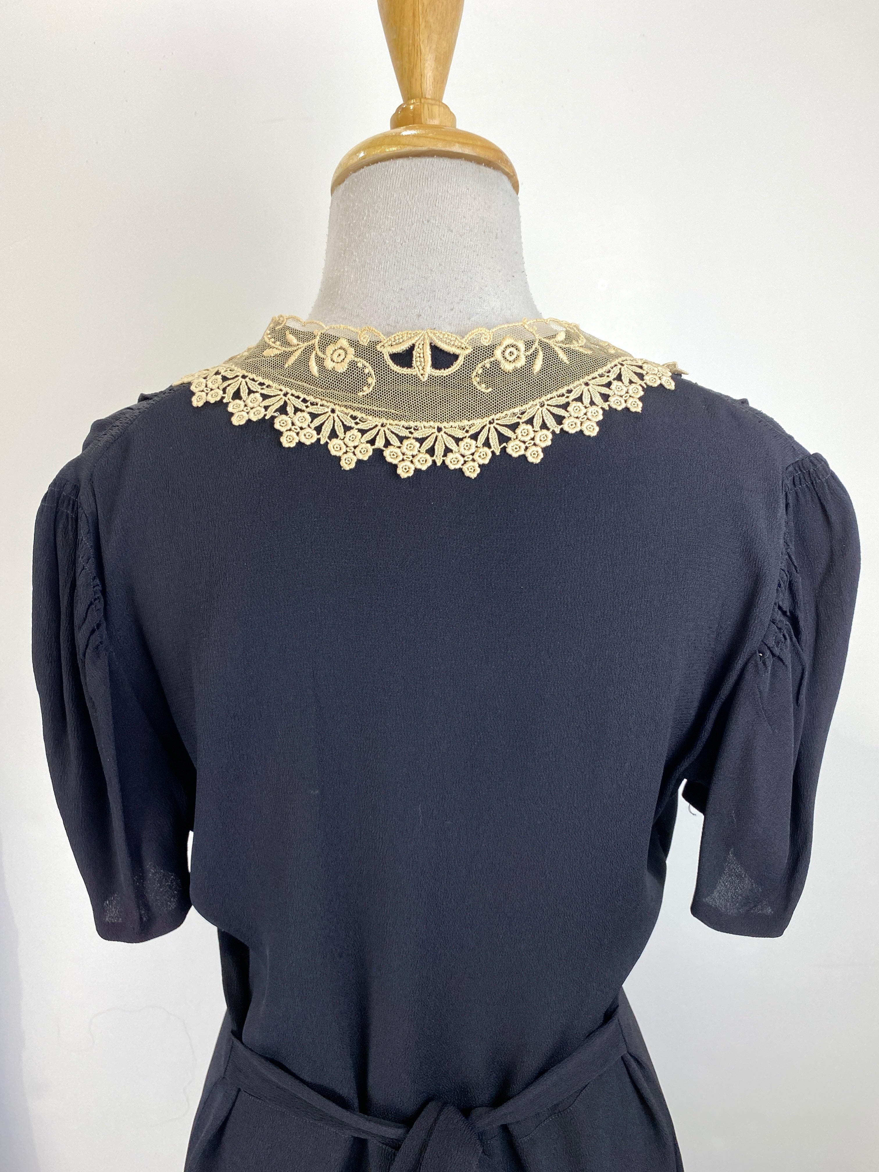 Vintage 1930s Beige Embroidered Tulle Collar