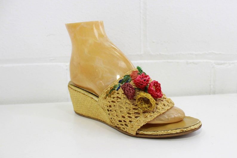 1950s Raffia Sandals with Flowers, Size 7