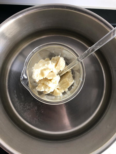 Sheabutter in der Pfanne Wasserbad schmelzen