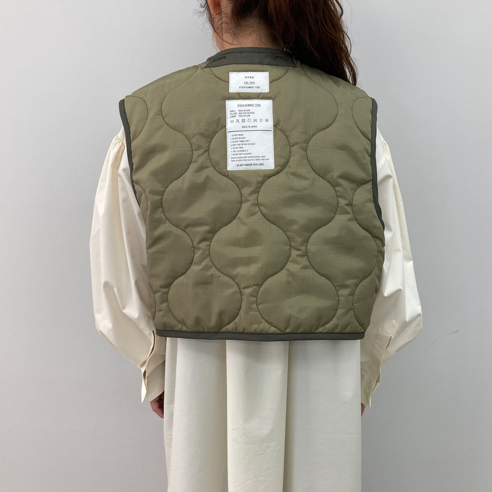 HYKE QUILTED CROPPED VEST オリーブ-