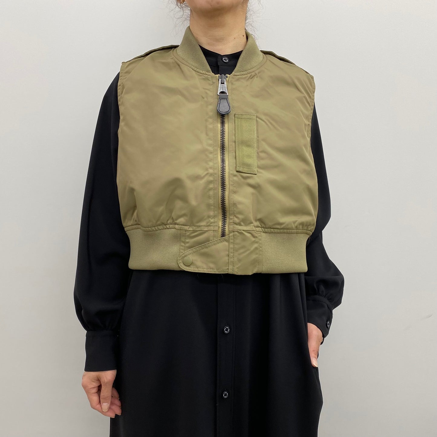 新品☆HYKE☆TYPE L-2A CROPPED TOP KHAKIベストジレ-