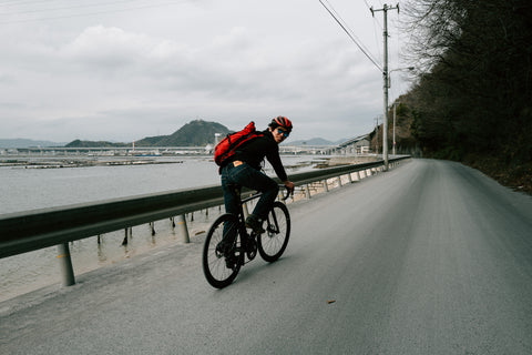 ロードバイクで坂の海辺を走る