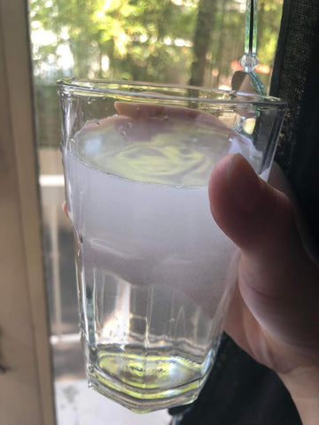 bicchiere d'acqua torbida