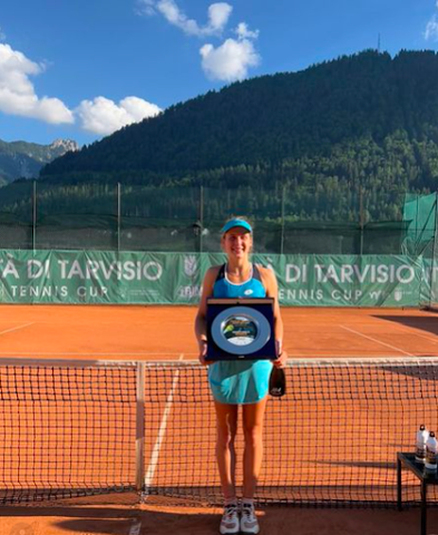 Tara Wurth holding trophy from winning the ITF W60 in Rome