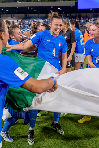 Aurora Galli and Francesca Durante (wearing Solista 200) holding the Italian flag 