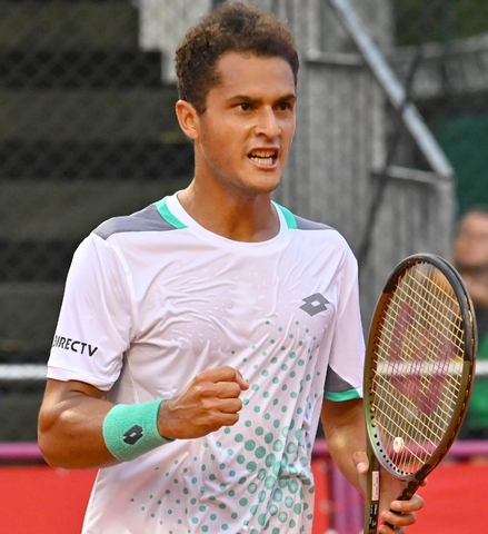 Juan Pablo Varilla holding tennis racket