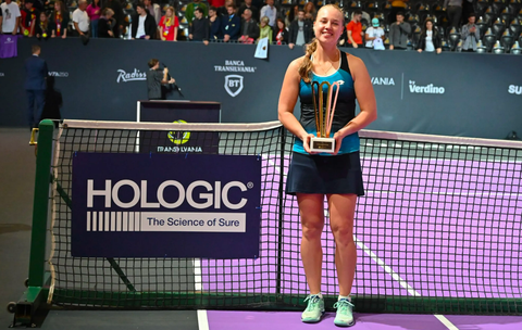 Anna Blinkova holding a trophy after winning the 250 WTA Transylvania Open