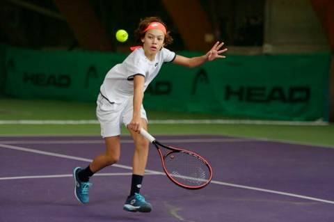 Andrea M’chich hitting tennis ball at the ITF J4 Rabat juniors tournament. 