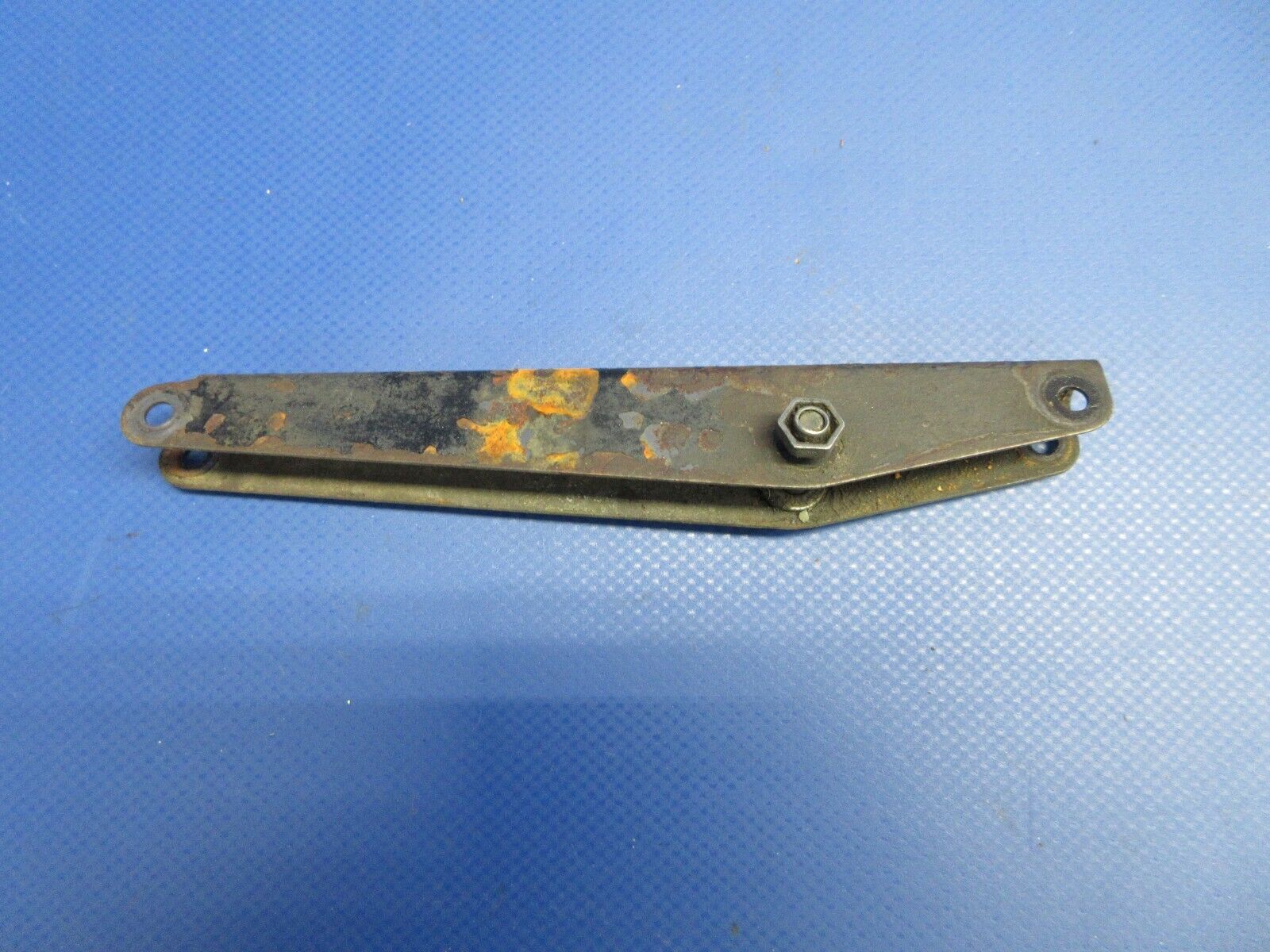 Piper PA-34-200T Seneca II Cowl Flap Actuation Channel P/N 37511-35 (0524-1946)