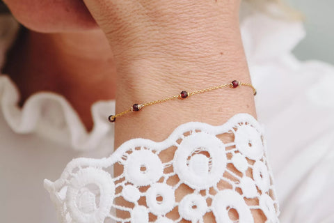 Bracelet grenat fait main : un cadeau de Noël spécial pour une femme