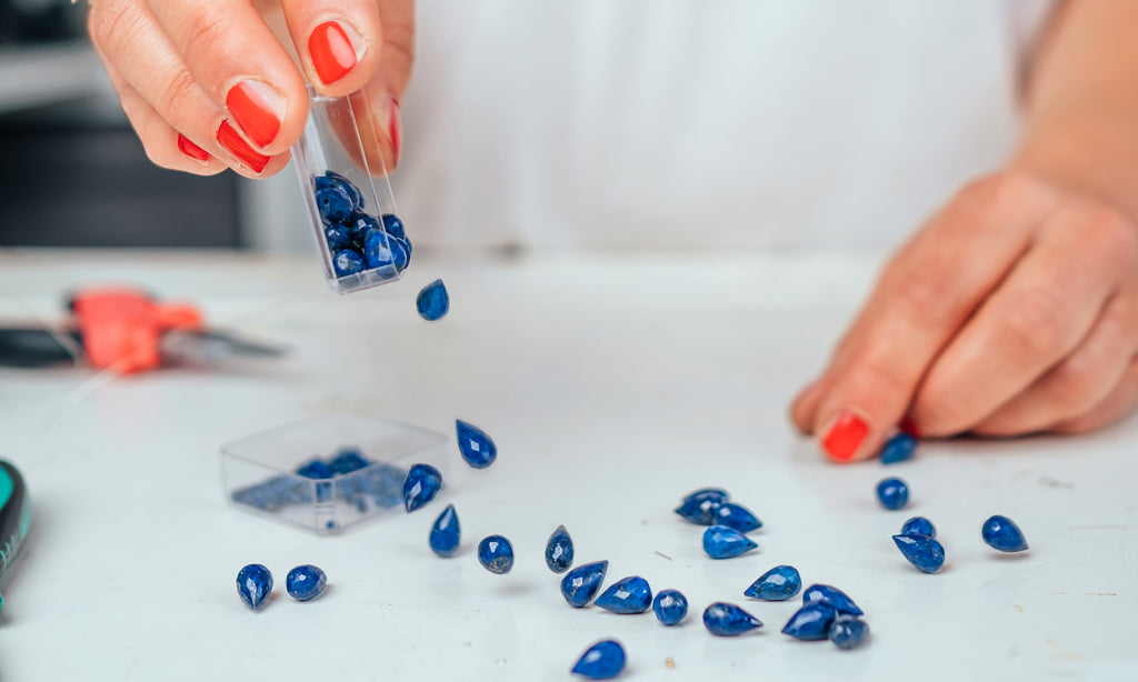 Handgemaakte sieraden met edelsteen lapis lazuli: origineel cadeau om je vriendschap te vieren