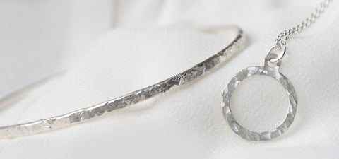 Handgemaakte zilveren sieraden weer mooi schoon maken
