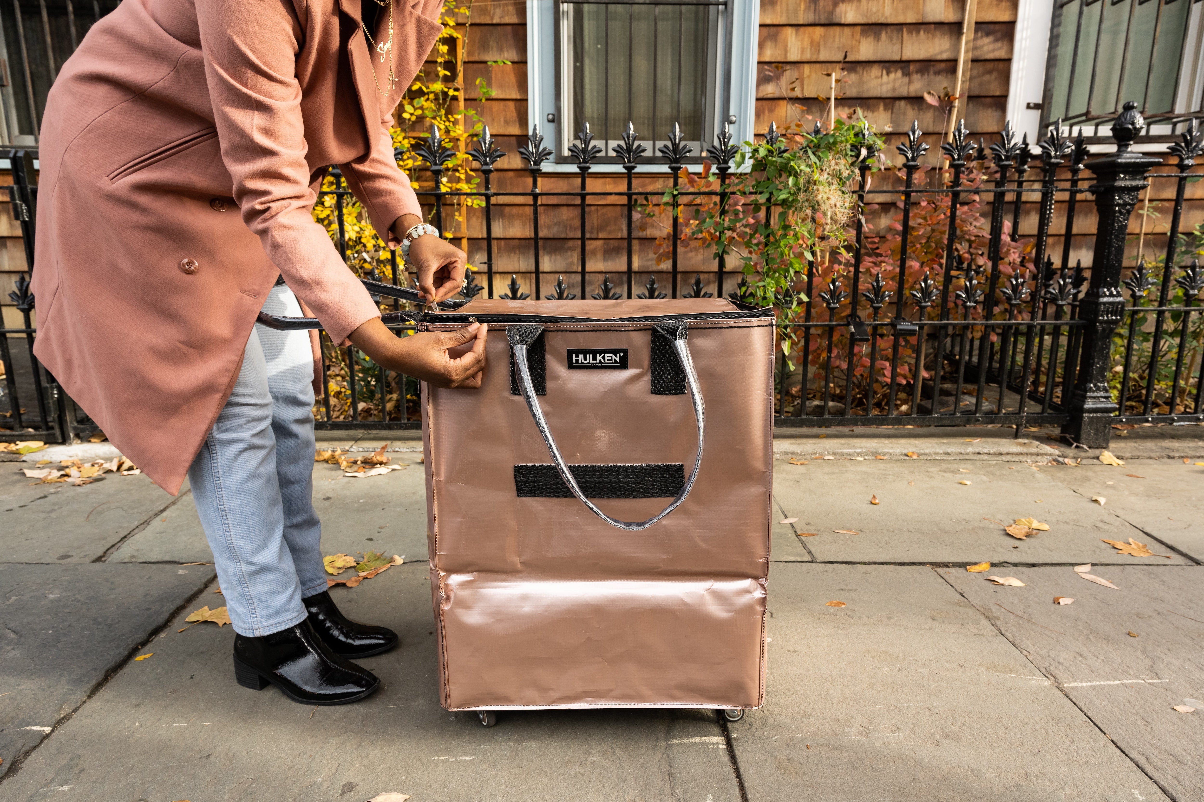 tote bags on wheels popularity