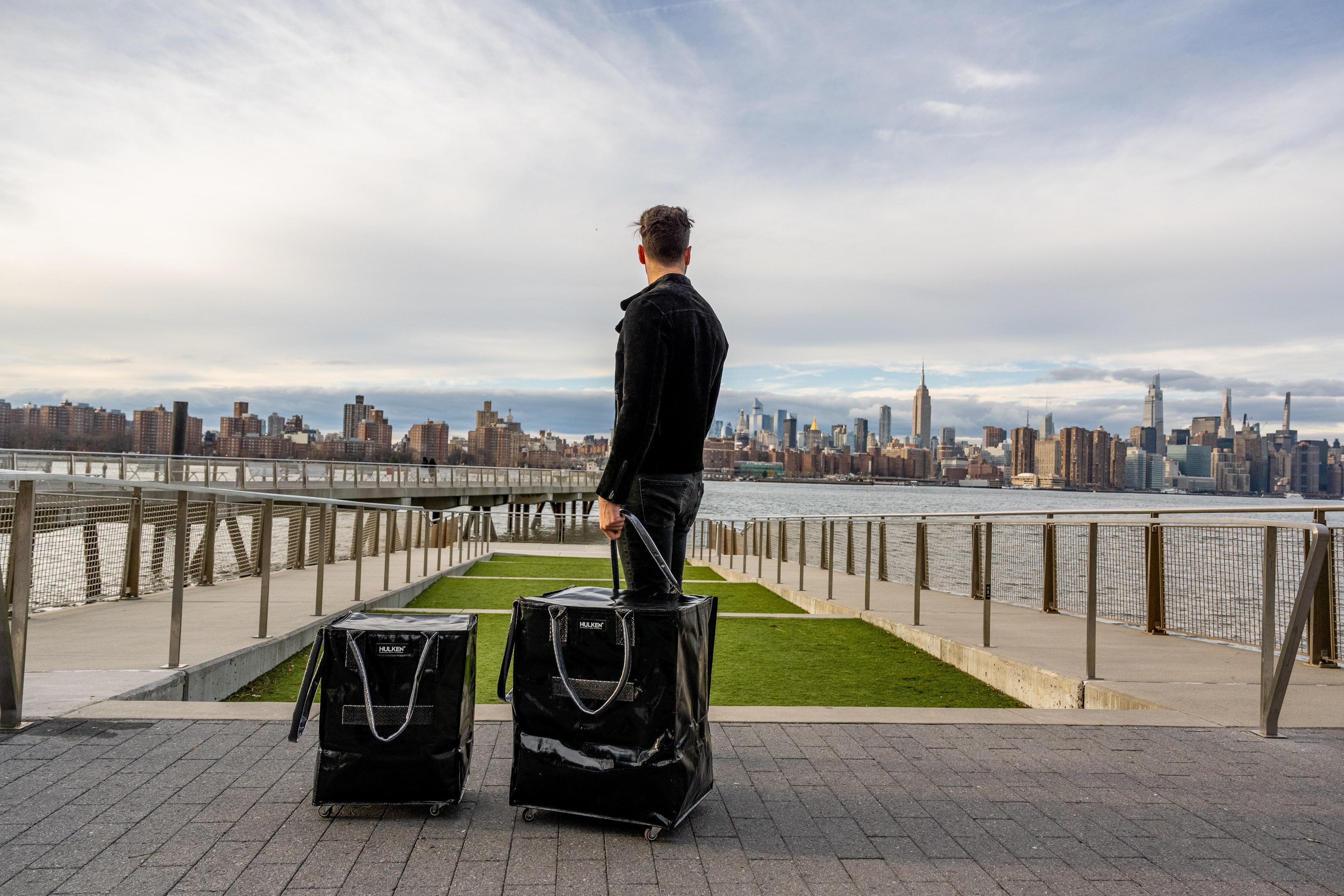 Strong rolling bag on wheels