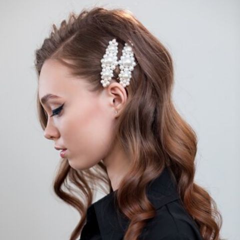 effortless-waves-with-pearl-adorned-hairpins