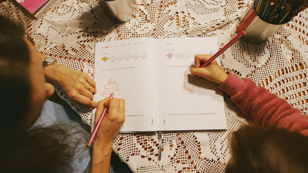 Mother and daughter filling in the Journal of Emotional Bond