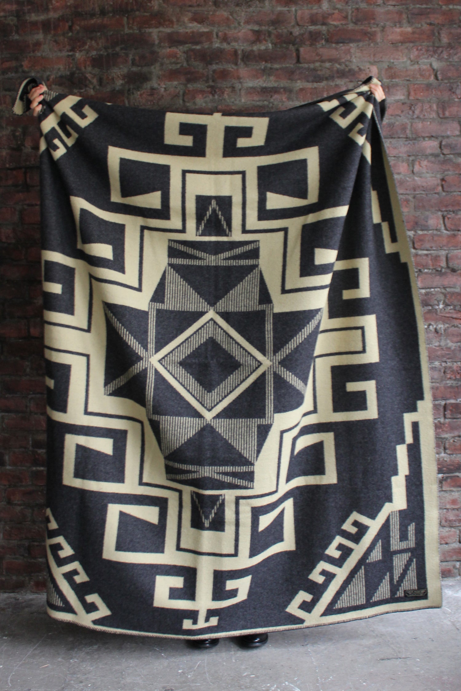 Wool Blanket / Jacquard CHARCOAL GRAY – BasShu Online Store