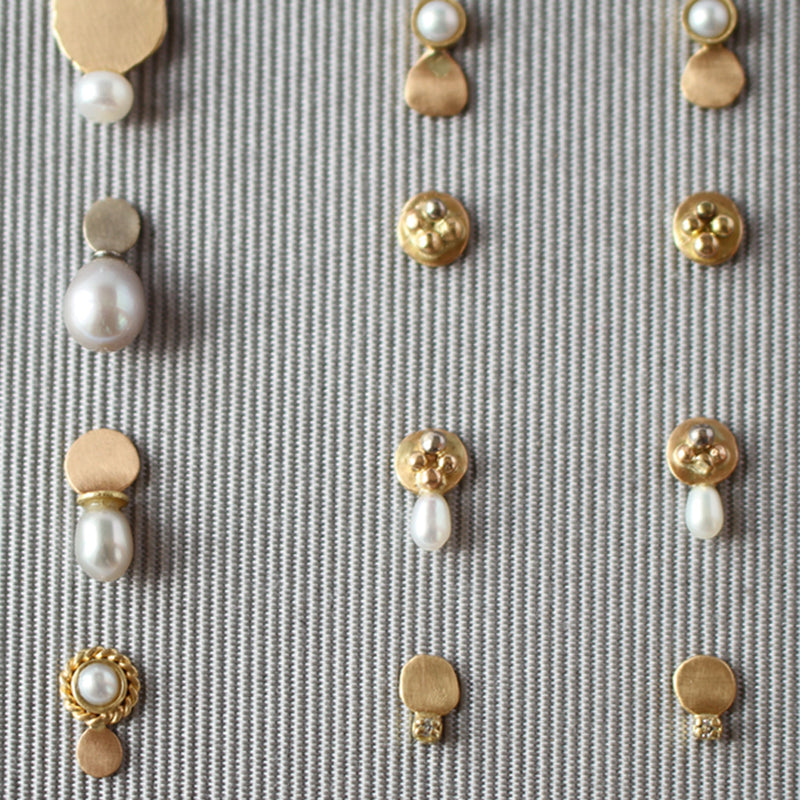 MINI DUNE GRANULATION AND PEARL EAR STUDS 18 CT GOLD