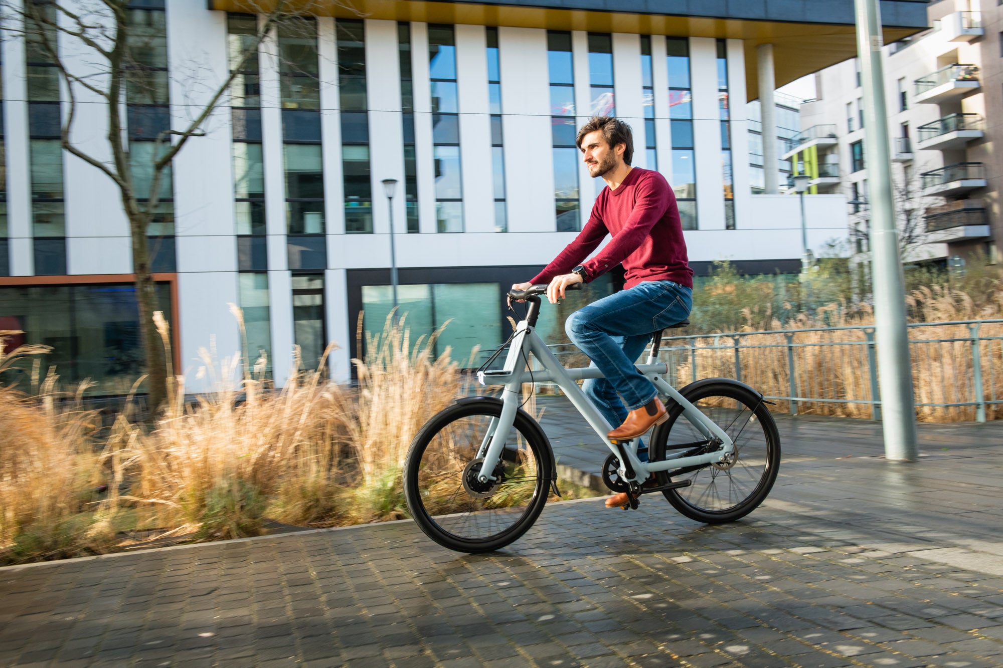 Mann auf einem E-Bike