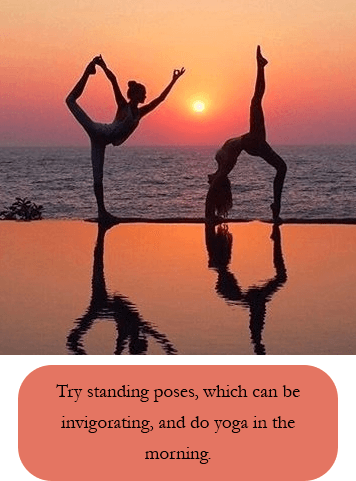 yoga sur la plage au coucher du soleil