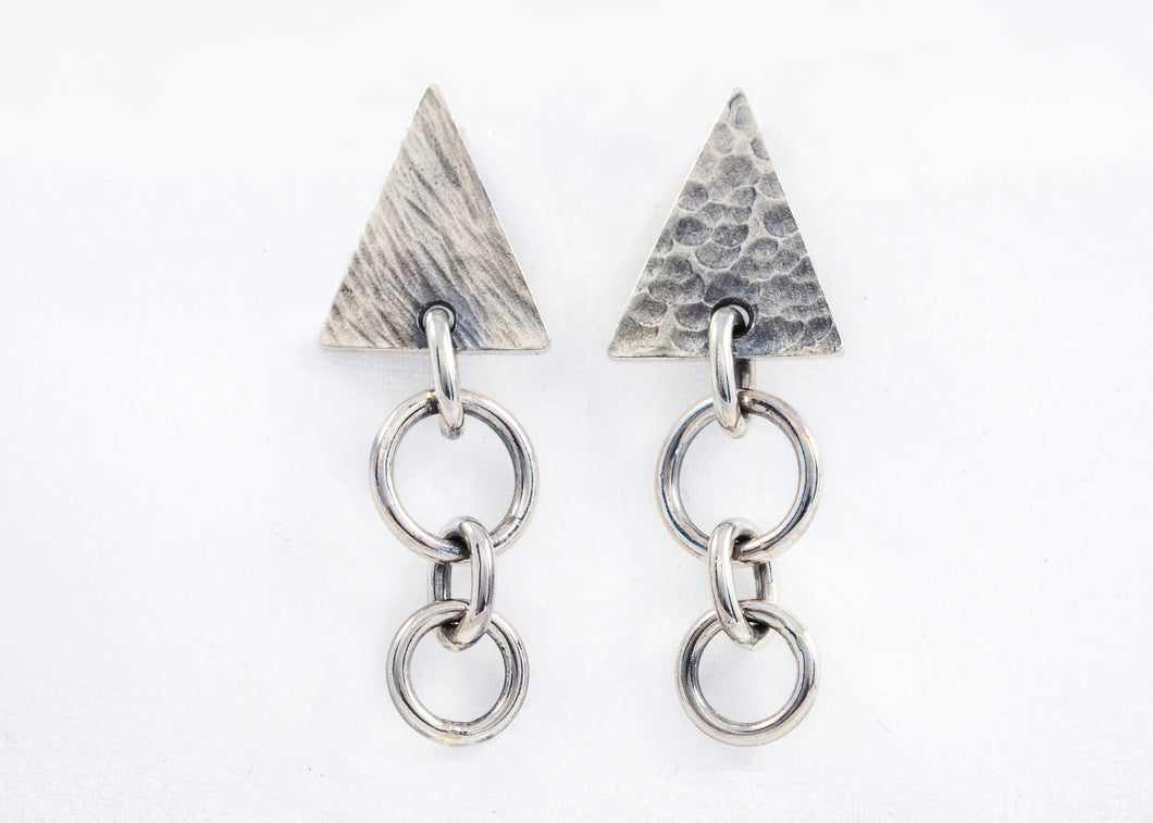 Boucles d'oreilles triangles en argent avec anneaux pendants