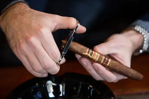 Cutting the cigar properly