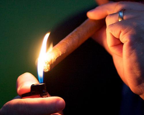 Lighting cigar - How to light A Cigar Properly in 2024