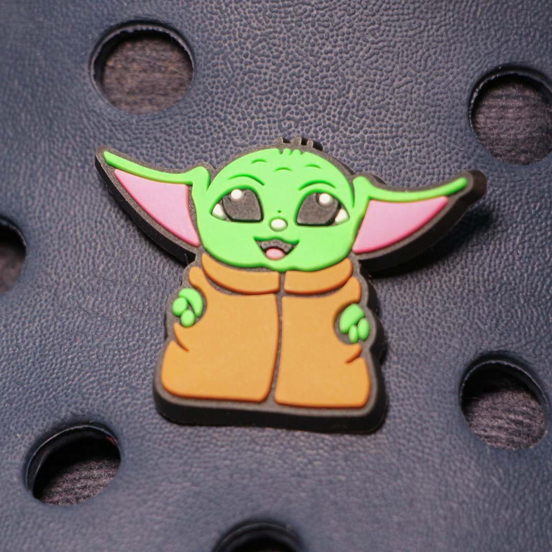 Pin Baby Yoda con su abrigo - Gurogu- Crocs – Broches y Pines