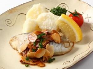 太刀魚のムニエルアーモンドソースのレシピ 料理 作り方 骨取り魚 骨なし魚のオカフーズ Okafoods Onlineshop