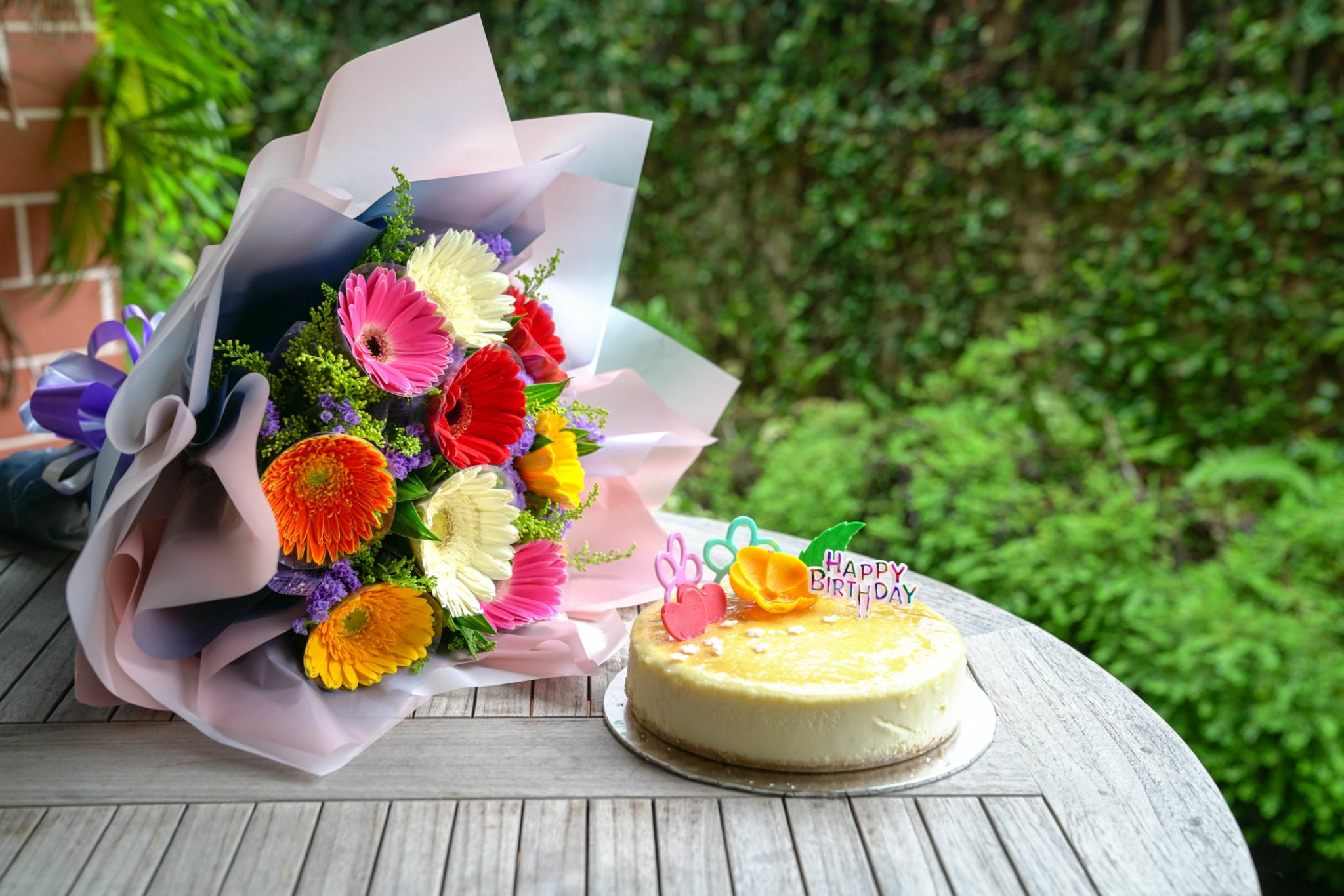 Combo of Flower and Cakes best gift idea that can be deliver in dubai 2024