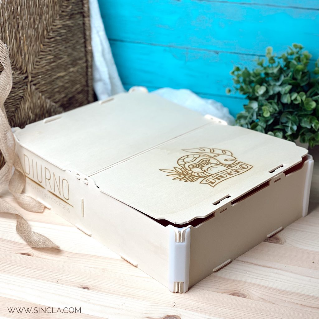 caja de madera con tapa bisagra