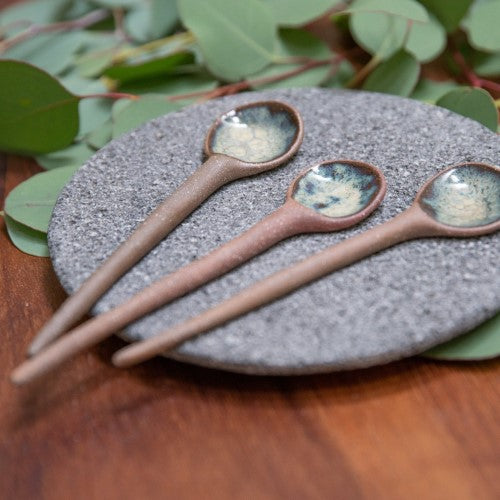 https://cdn.shopify.com/s/files/1/0592/1869/0248/products/the-nopo-mexico-ubuntu-market-handmade-ceramic-magic-spoon-09_500x500.jpg?v=1654708872