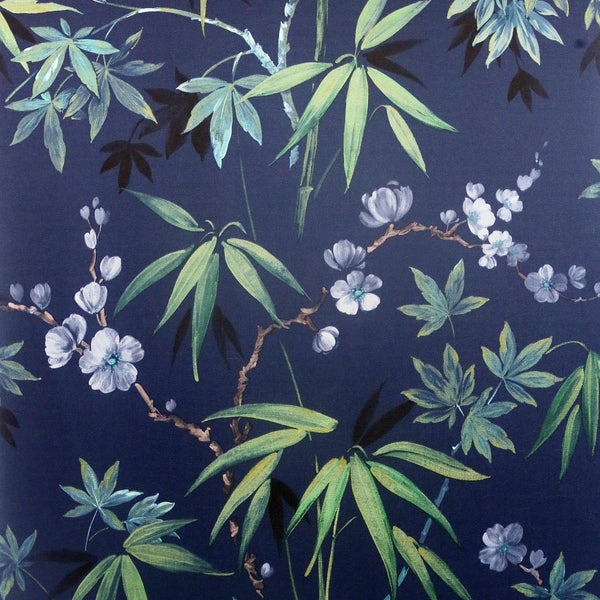 Giấy dán tường Arthouse Jasmine Garden màu xanh navy sẽ khiến cho phòng khách của bạn trở nên tràn đầy sức sống. Với hoa lá, chim và bướm đầy màu sắc, giấy này mang lại cảm giác tự nhiên và bình yên cho không gian sống của bạn.