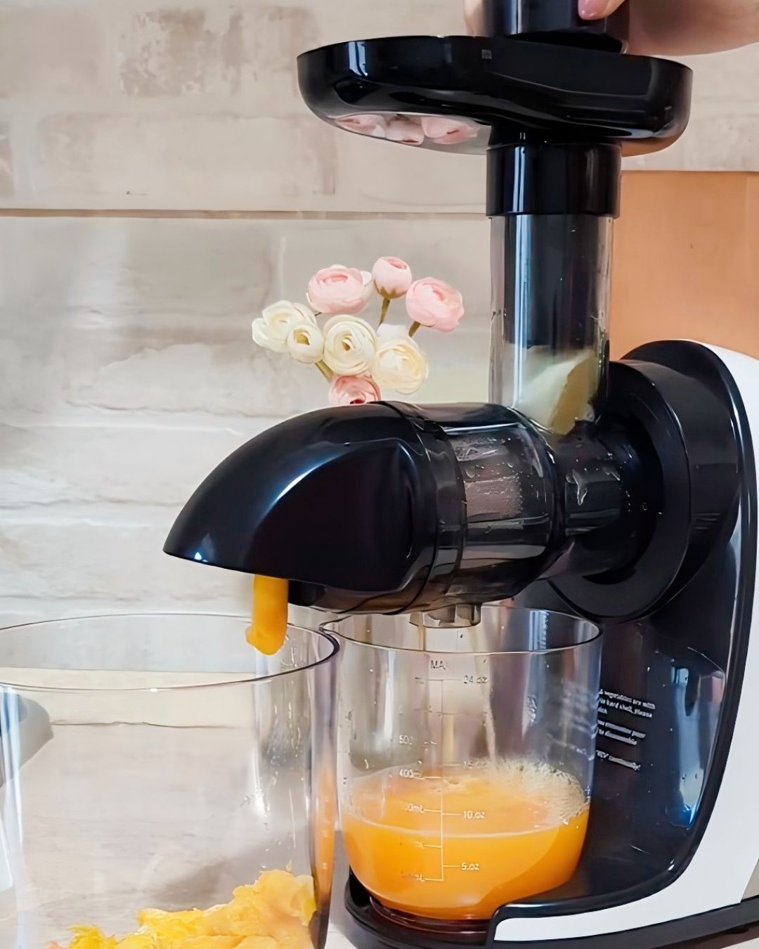ZM1501-slow-juicer-juicing.jpg__PID:46ce5d49-7ef5-4708-897b-f3fc30d36e92