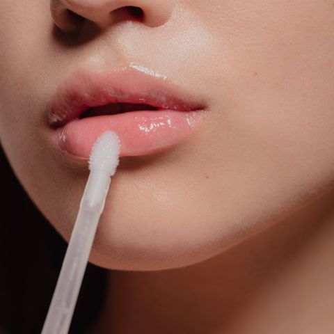 HOW TO APPLY LIP GLOSS IN 4 EASY STEPS