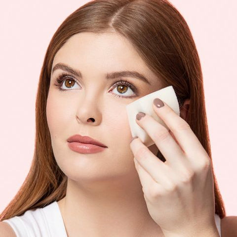 applying makeup with stansout beauty sponge