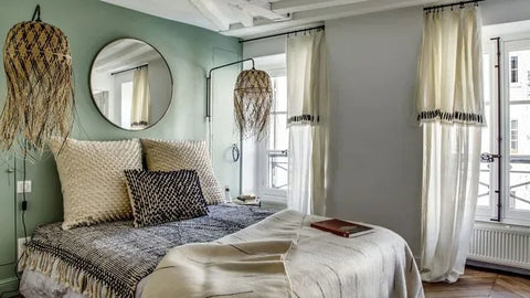 Chambre bohème chic verte avec miroirs