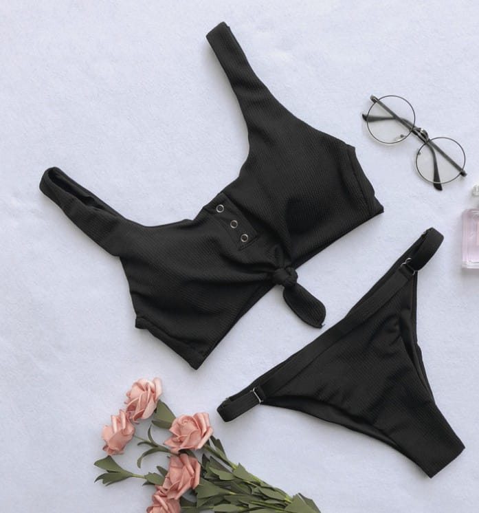 Lovemi – Geknoteter Bikini auf der Brust
