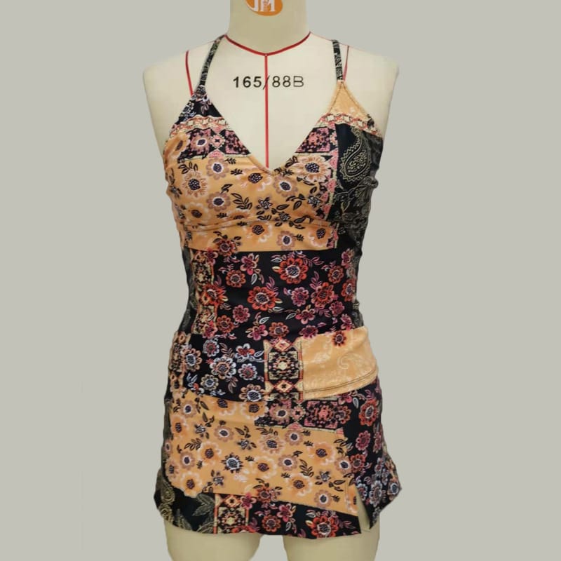 Lovemi - Petit costume gilet dos nu assorti aux couleurs florales